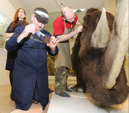 Подкрасили губы и причесали: в Историческом музее провели ремонт шерстистого носорога