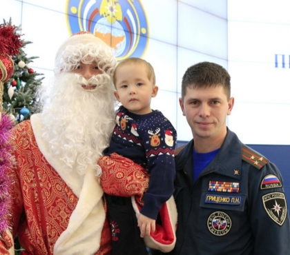 Выживший после взрыва в Магнитогорске Ваня Фокин встретился со спасателями перед Новым годом