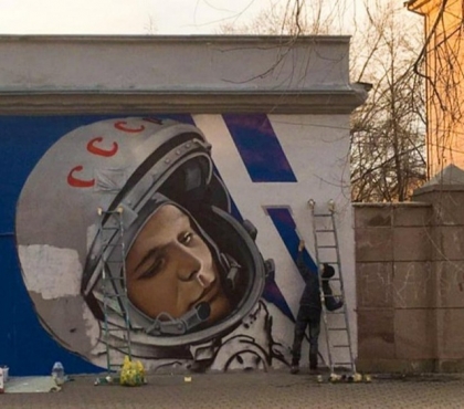 Ко Дню космонавтики в Челябинске нарисовали граффити с Гагариным