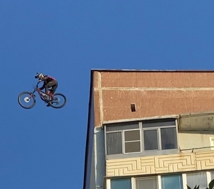 Велосипедист из Озёрска перепрыгнул через пропасть, разделяющую крыши десятиэтажек