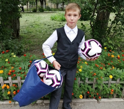 Челябинский шестиклассник принес вместо цветов на линейку пакет футбольных мячей