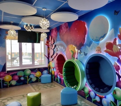 В детских поликлиниках Челябинска сделали дизайнерский ремонт, теперь на стенах пингвины и герои мультфильмов