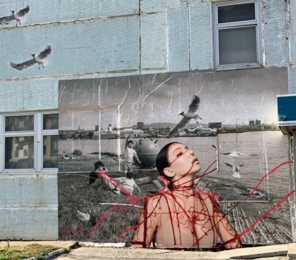 В Челябинске эпатажная художница сделала на стене дома огромный коллаж из папиной фотографии