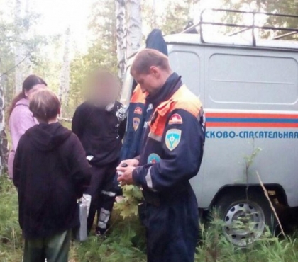 Решила погулять по родным тропинкам и заблудилась на болоте: в Челябинской области спасли жительницу Москвы с детьми