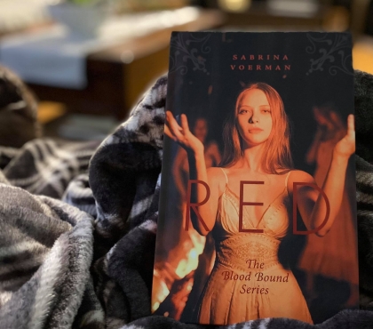 На обложке книги о ведьмах канадской писательницы разместили фотографию девушки из Челябинска
