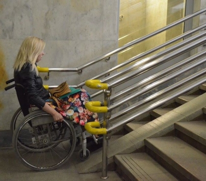В Челябинске студентам-волонтерам рассказали, как правильно транспортировать человека в инвалидной коляске через подземный переход