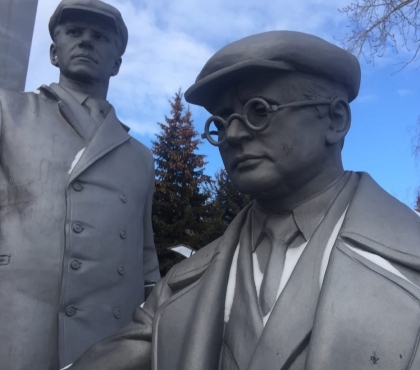 В Магнитогорске для памятника металлургу М. Бояршинову изготовили новые очки, старые кто-то украл