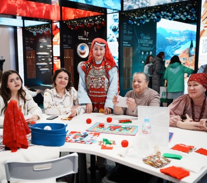 Мастера народных промыслов Южного Урала на ВДНХ научили москвичей ткать, резать по дереву и делать кукол