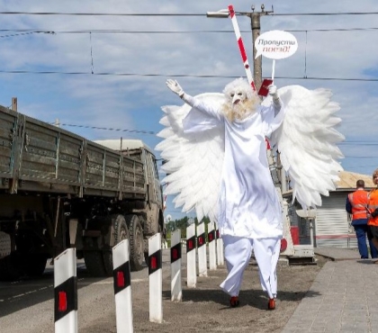 На железнодорожном переезде в Челябинске организовали перфоманс с ангелами