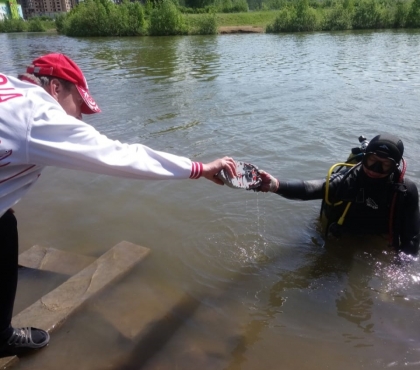 В Челябинске дайверы вытащили со дна водоема затонувший кораблик ребенка