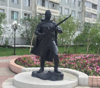 В Каслях отлили статую якутского снайпера