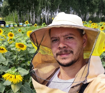 Ты пчела, я пчеловод: рассказываем о челябинском пасечнике, который «выгуливает» насекомых после зимы