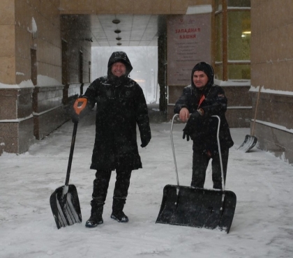 Все взяли в руки лопаты: челябинцы самоорганизуются, чтобы помогать дворникам расчищать последствия супер-снегопада