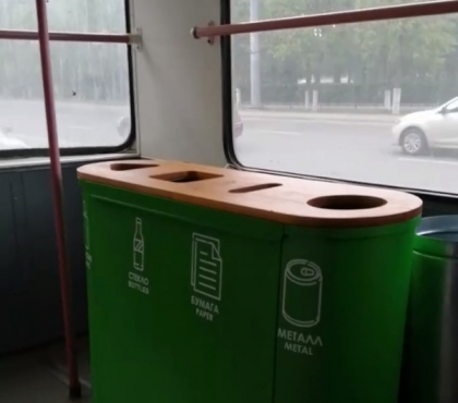 В Челябинском троллейбусе установили пункт по раздельному сбору пластика и стекла