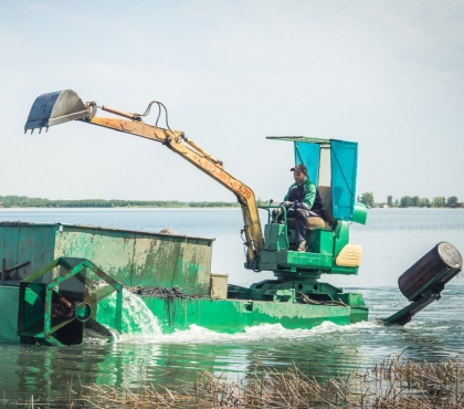 Авиастроитель из Кыштыма создал флотилию экскаваторов для спасения озер