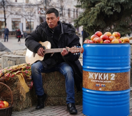 Певец с шиномонтажки, покоривший TikTok, сыграл на гитаре перед прохожими на Кировке