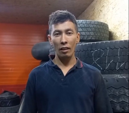 «Эх, дороги!»: поющий шиномонтажник из Челябинска записал новое видео на фоне покрышек