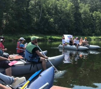 Журналисты команды экошколы сплавились по реке Ай и убрали мусор на стоянке «диких» туристов