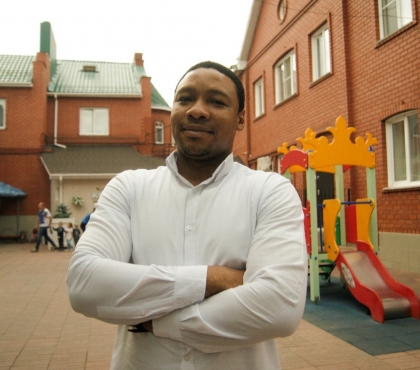 “Я до сих пор не понимаю, о чем сказка про колобка”: в Челябинске студент из Африки устроился работать в детский сад