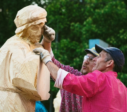 В Челябинске откроют парк деревянных скульптур с героями советских фильмов