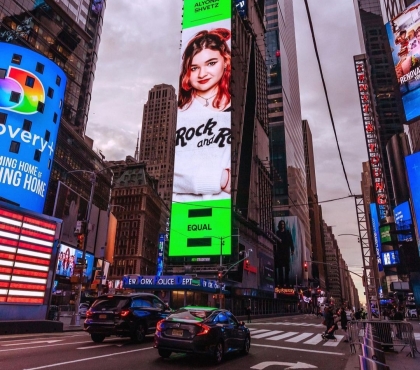 Певица из Челябинска  попала на билборд в центре Нью-Йорка