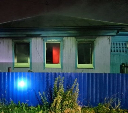 В Пласте прохожие спасли мать с детьми из горящего дома