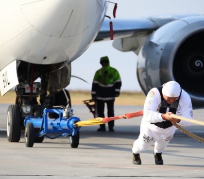 Южноуральский стронгмен протащил за собой 36-тонный самолет