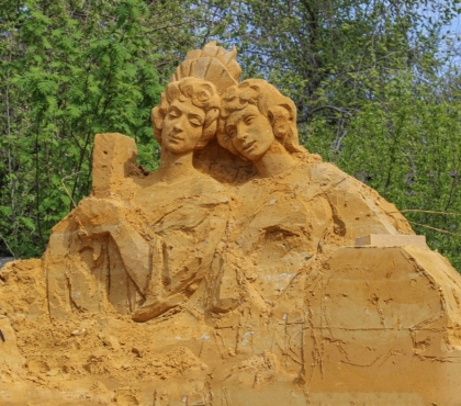 В Челябинске приступили к строительству песочных скульптур в парке Пушкина