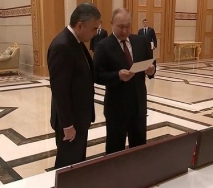 Путин прилетел в Туркмению и подарил Гурбангулы Бердымухамедову саблю и шахматы из Златоуста