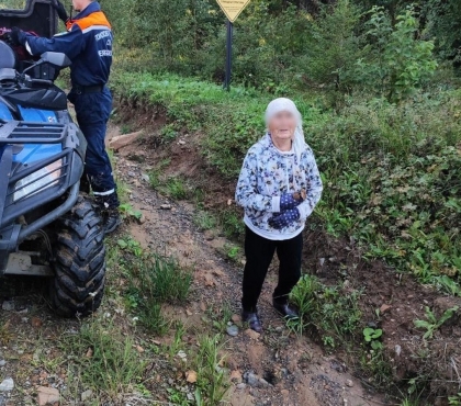 Из леса несли на носилках: на Южном Урале спасли заблудившуюся пенсионерку