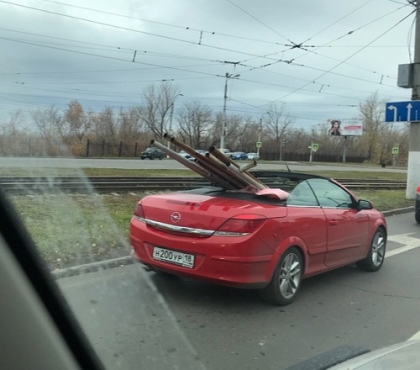 На улице Магнитогорска заметили красный кабриолет, перевозивший ржавые трубы