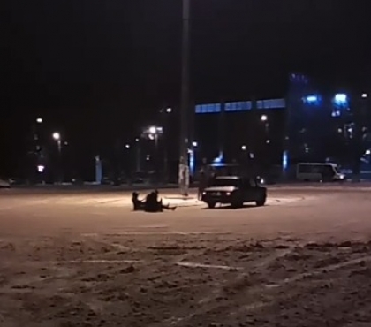 Дрифт и тюбинг: парни из Челябинска прокатились на покрышках, прицепившись к авто