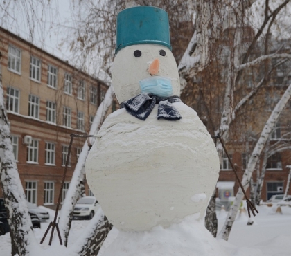 Челябинские студенты “слепили” снеговика из бетона