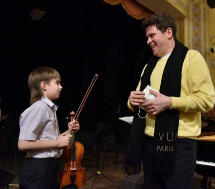 Денис Мацуев встретился с юным челябинским скрипачом, на которого соседи написали заявление в полицию