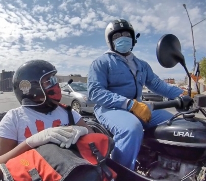 Байкер из Нью-Йорка возит медиков в коляске русского мотоцикла Ural
