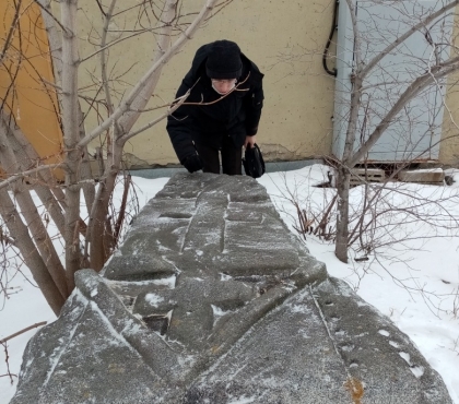 Двухметровая гранитная плита с насечками: в челябинском бору нашли каменную заготовку старообрядческого креста