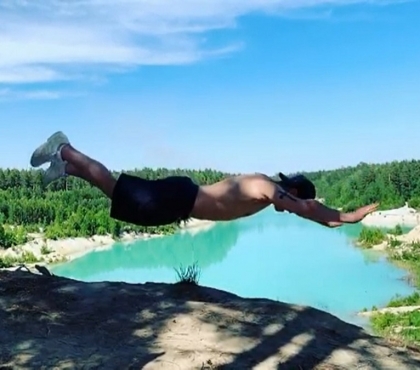 Лихие трюки у обрыва: гимнаст снял видео, как тренируется на фоне Уральского Бали