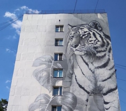В Челябинске дорисовали гигантское граффити с мамой-тигром