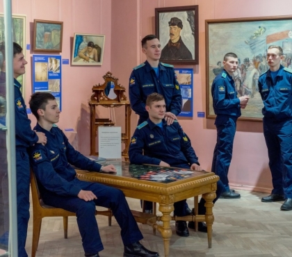В Челябинске мужчин 23 февраля приглашают посетить музей изобразительных искусств бесплатно