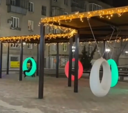 В Ленинском районе установили светящиеся качели в виде колец
