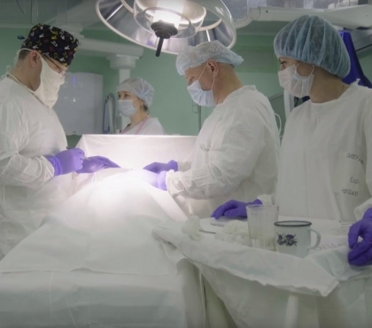 Челябинские врачи записали забавное новогоднее поздравление в операционной