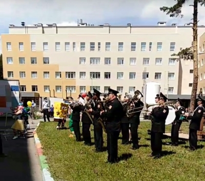 В первый день лета под окнами Челябинской областной детской больницы сыграл оркестр Росгвардии
