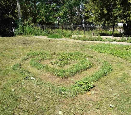 В одном из дворов Копейска сотрудник ЖЭКа «нарисовал» сердечко газонокосилкой