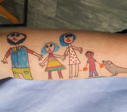 Мама из Златоуста сделала тату в виде рисунка пятилетней дочери