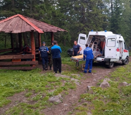 Несли на руках километр: в Челябинской области спасли мужчину, упавшего со склона горы на машине
