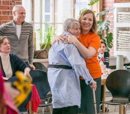 В Челябинске открыли альцгеймер-кафе «Незабудка» для людей с деменцией