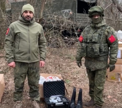 Артиллерист с серпом и молотом на шевроне поблагодарил Алексея Текслера за снаряжение и технику