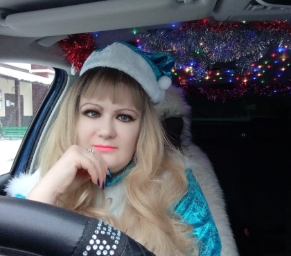 «А где Дед Мороз?»: жительница Челябинска украсила машину и таксует в костюме Снегурочки