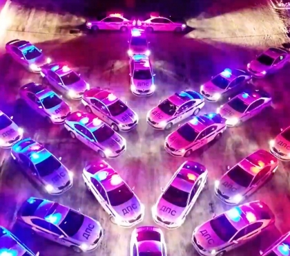 Челябинские полицейские выстроили ёлку из патрульных машин и сняли новогодний ролик