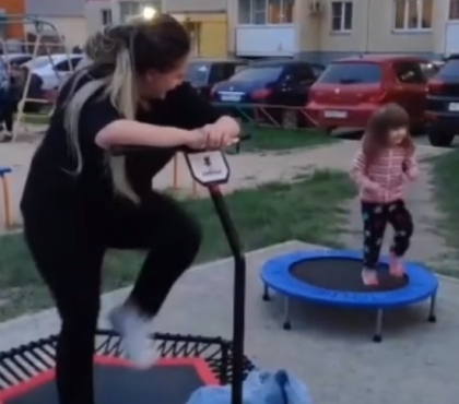 Жительница Чурилова устроила тренировку с батутом во дворе
